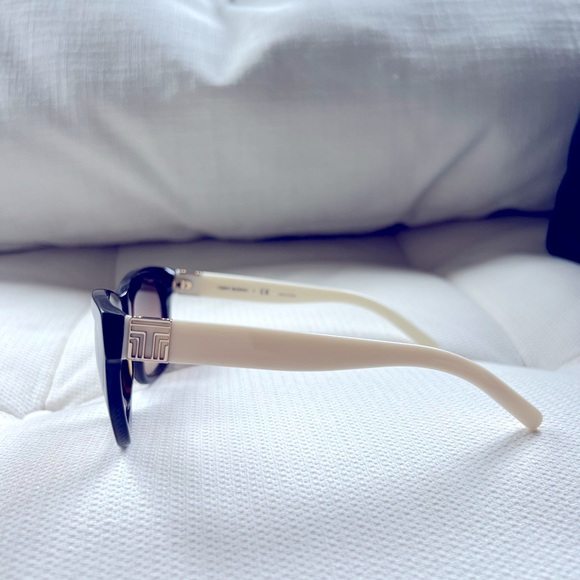 Tory Burch tortoise shell sunglasses - Picture 4 of 6